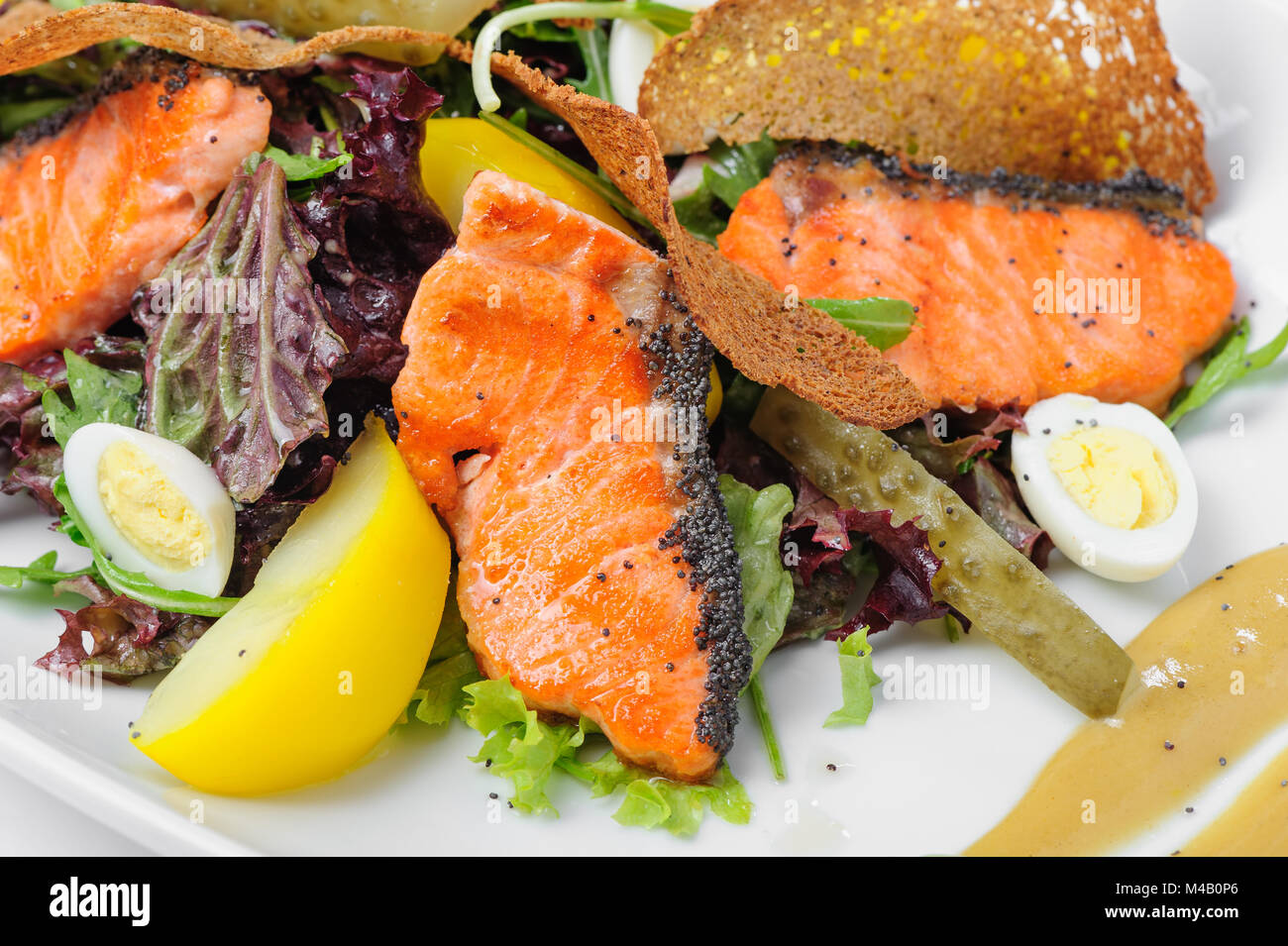 Salade césar au saumon Banque D'Images
