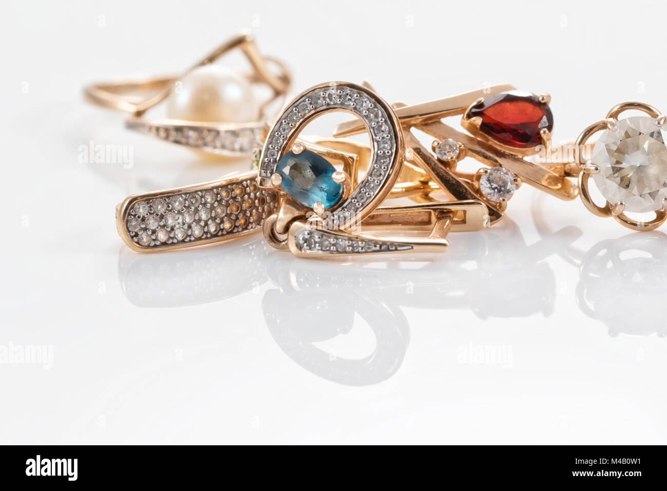 Bagues, boucles d'or avec topaze et perles Banque D'Images