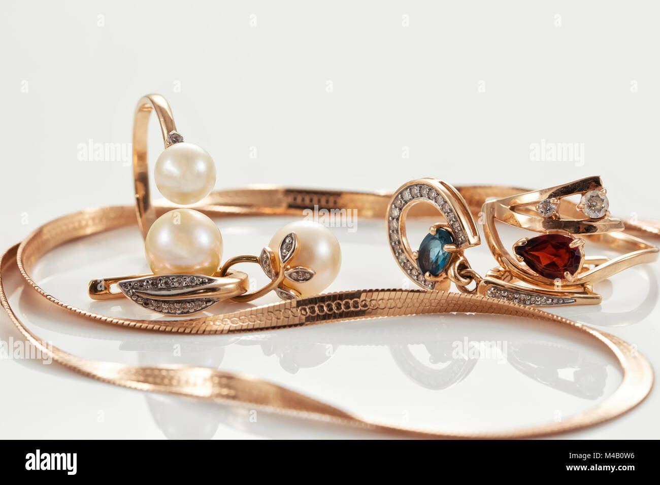 Bijoux en or dans la douce lumière du matin Banque D'Images