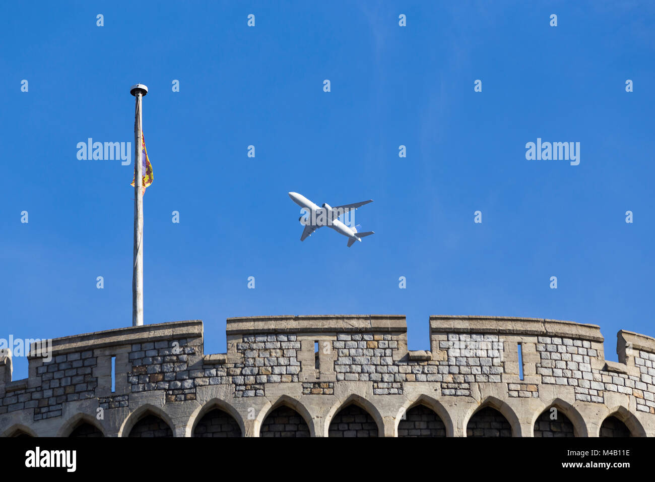 Avion / avion / avion / vol de l'aéroport d'Heathrow sur la tour ronde du château de Windsor, escalade après le décollage, & drapeau Royal Standard Banque D'Images