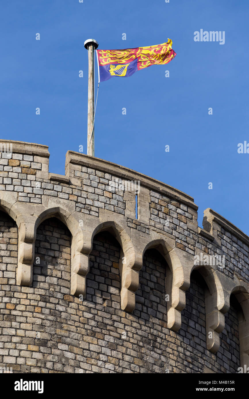 Le Royal Standard flag flying sur / à partir d'un mât / pole au château de Windsor, Royaume-Uni. C'est flotter en résidences royales que lorsque le souverain est présent. Banque D'Images