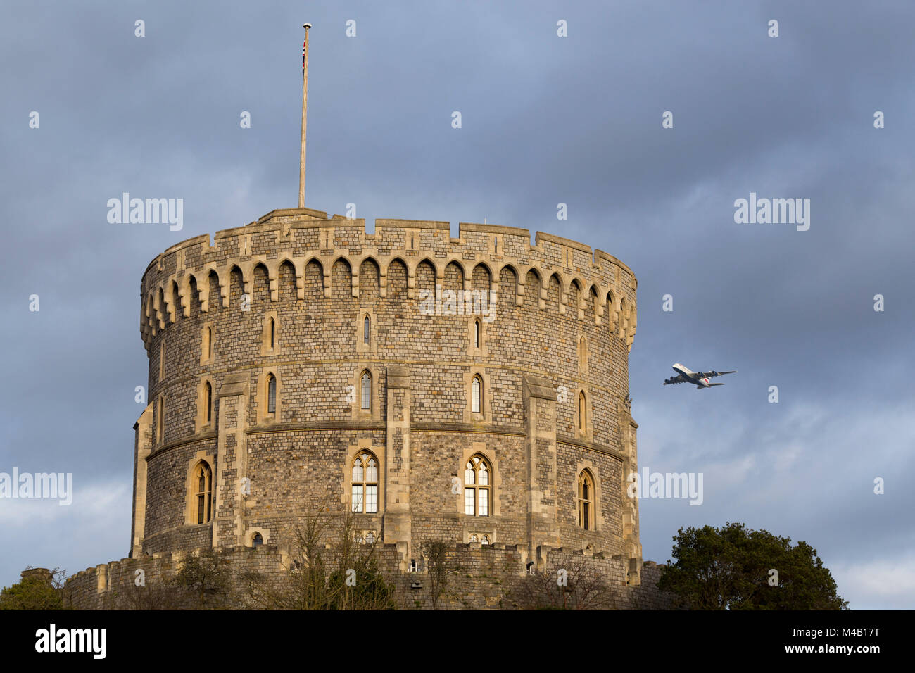 Un BA380 / avion / avion / vol de l'aéroport d'Heathrow passant sur la tour ronde du château de Windsor pendant la montée après le décollage. Banque D'Images