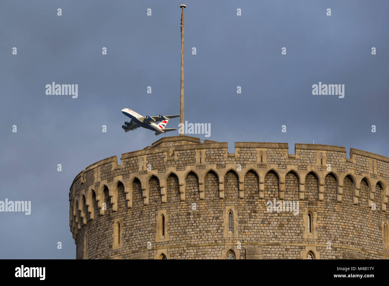Un BA380 / avion / avion / vol de l'aéroport d'Heathrow passant sur la tour ronde du château de Windsor pendant la montée après le décollage. Banque D'Images