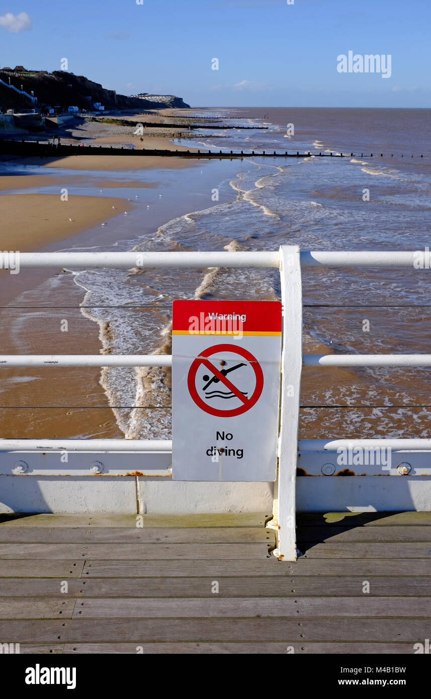 Attention pas de signe de plongée sur jetée de Cromer, North Norfolk, Angleterre Banque D'Images