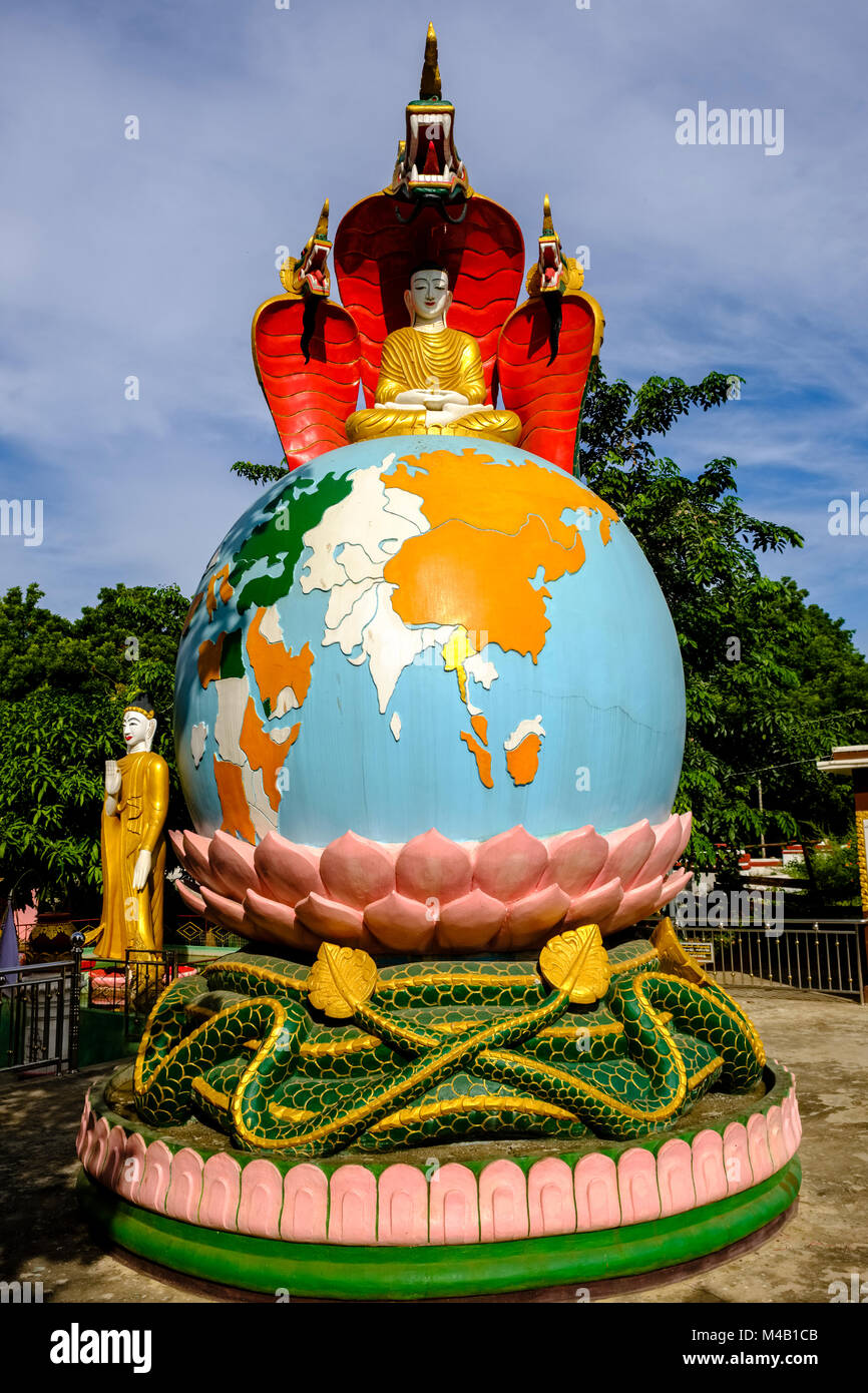 La sculpture de Bouddha, protégé par un serpent, assis sur le monde en haut de la colline de Sagaing Banque D'Images