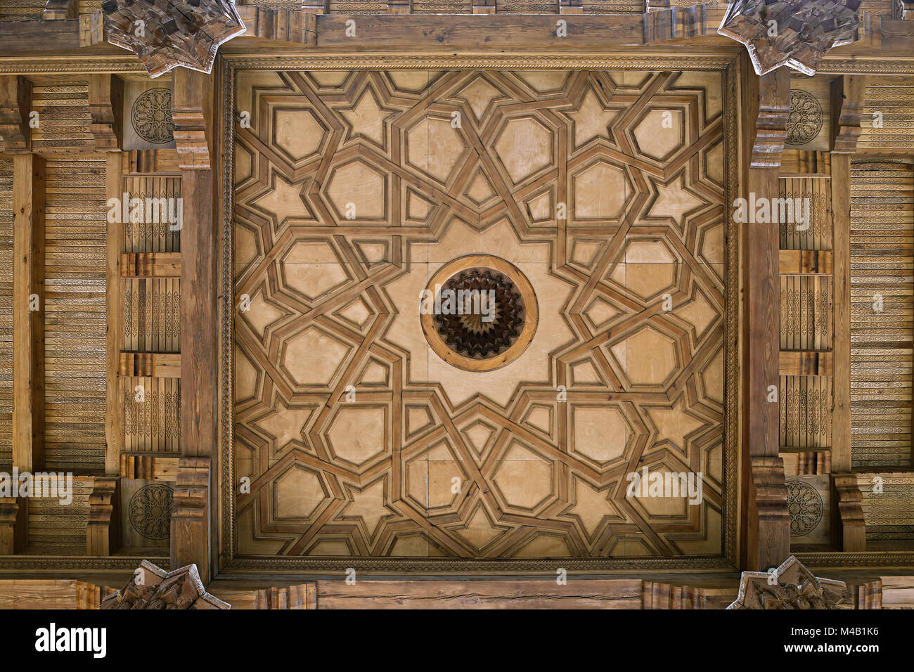 Le plafond en bois d'une mosquée en Ouzbékistan Banque D'Images