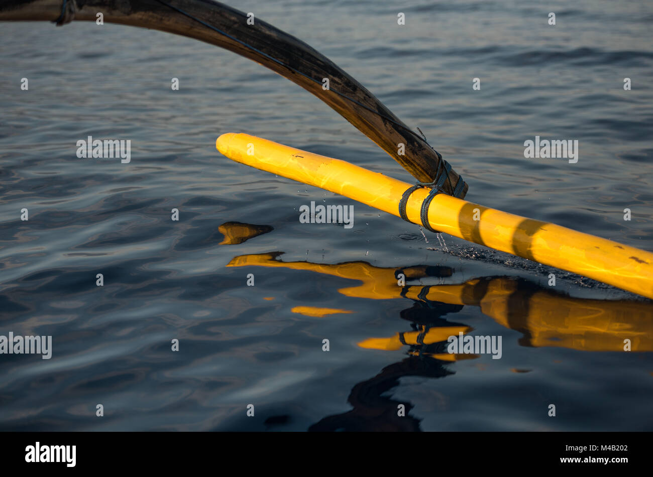 D'un gréeur jaune Jukung balinais (pirogue),photo prise depuis le bateau pendant le voyage en bateau Banque D'Images