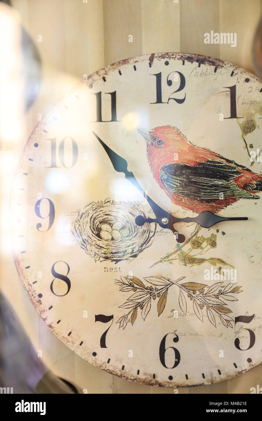 Vieille horloge avec motif d'un oiseau,look vintage,close up Banque D'Images