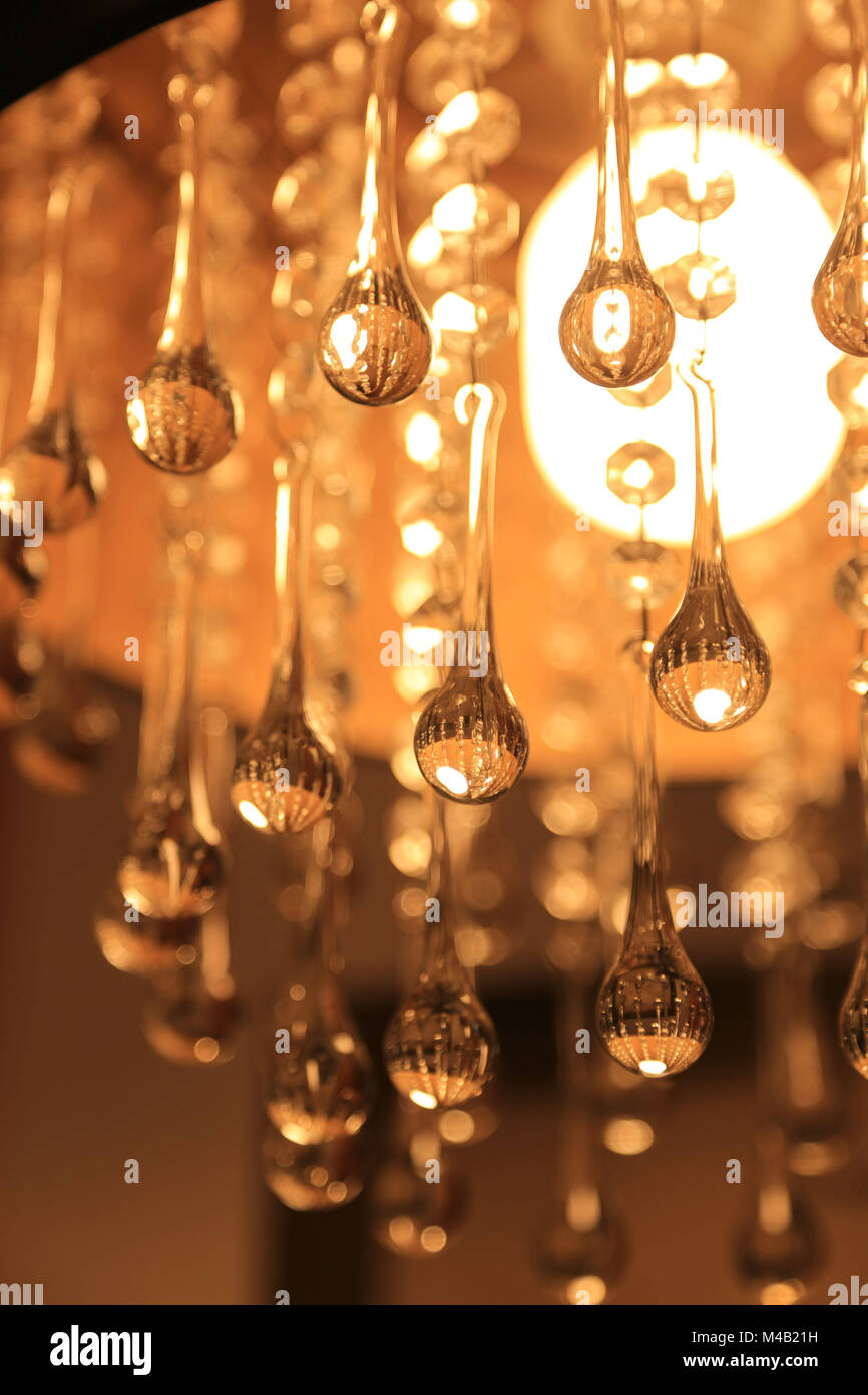 Vieille lampe de plafond avec des billes de verre dans le look vintage Banque D'Images