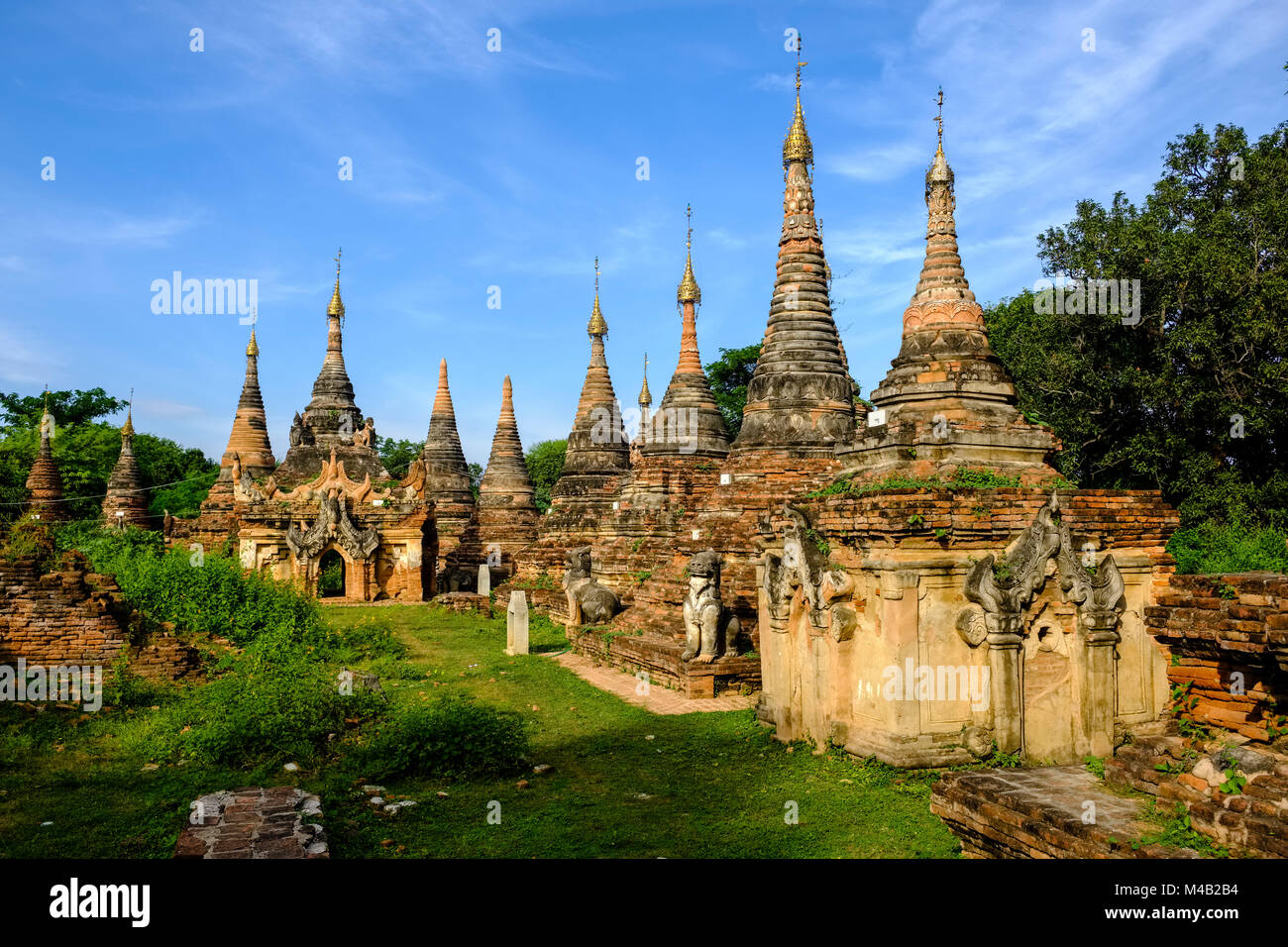 Les pagodes en brique de la Daw Pagoda Gyan dans complexe Inwa, ancienne capitale de la Birmanie Banque D'Images
