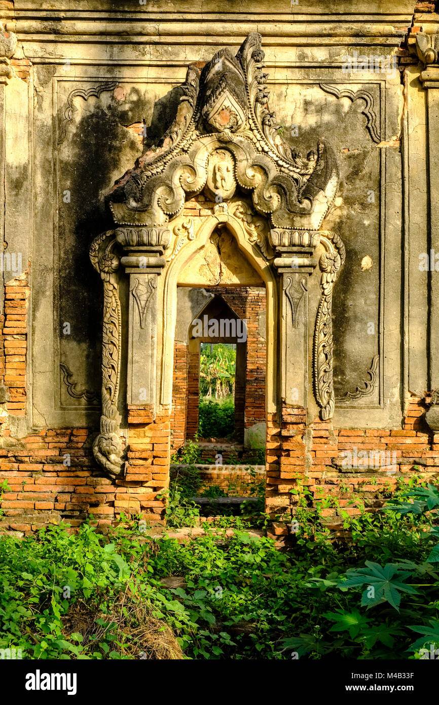 Un gate dans les bâtiments en briques de la Pagode Yadana Hsemee dans complexe Inwa, ancienne capitale de la Birmanie Banque D'Images