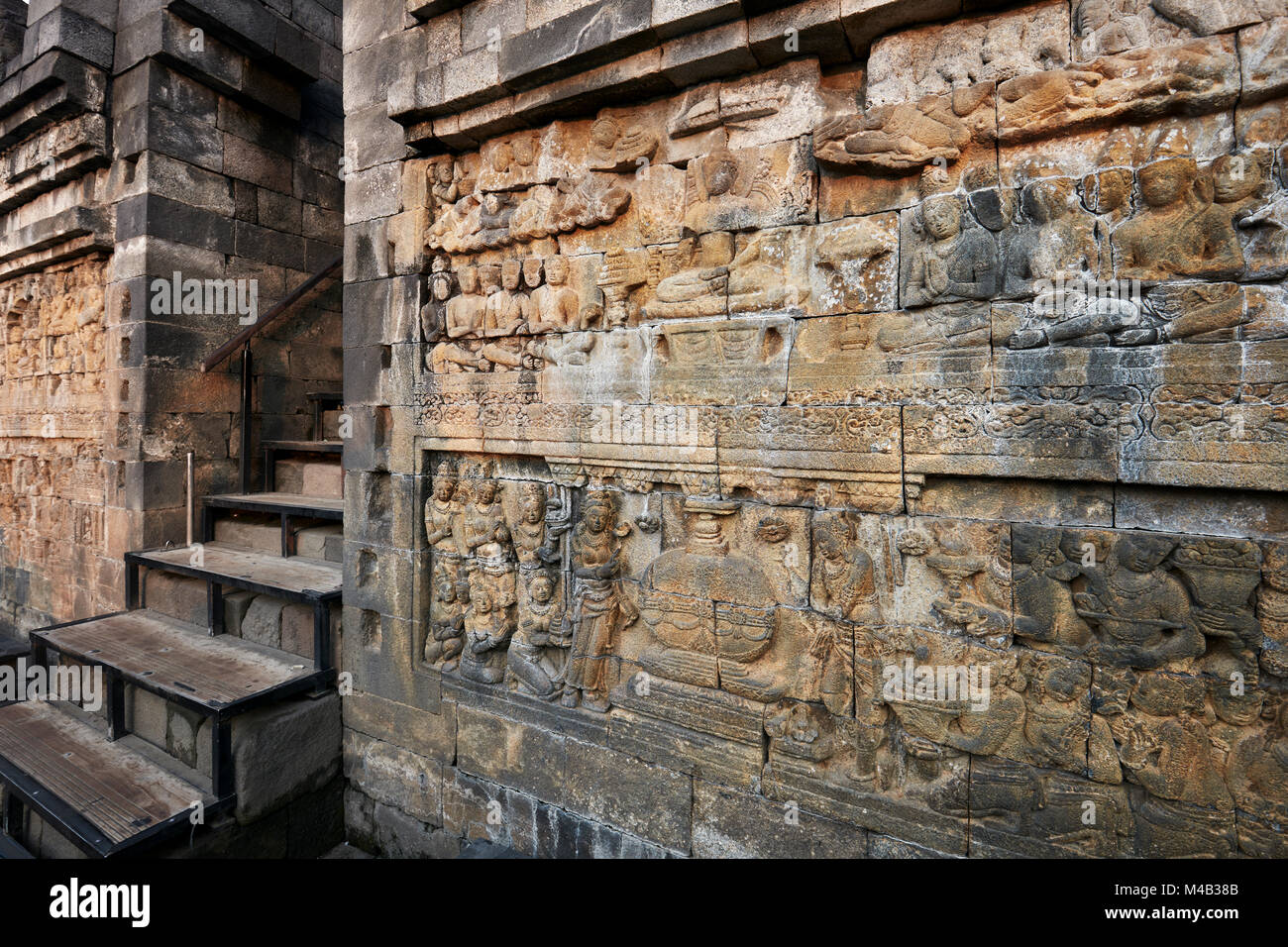 Reliefs sur un mur du couloir. Temple bouddhiste Borobudur Magelang, Regency, Java, Indonésie. Banque D'Images