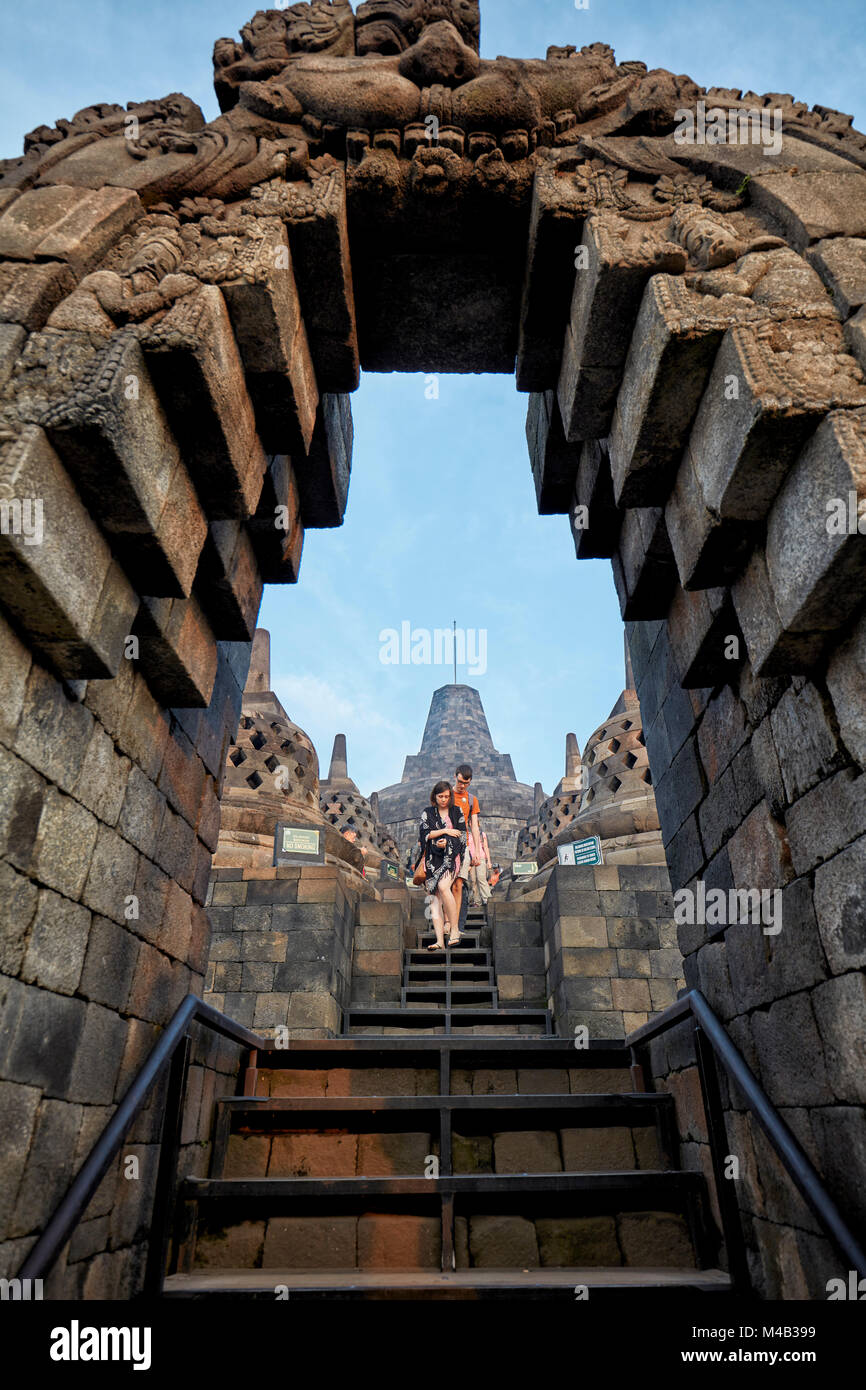 Les gens marcher dans l'escalier à travers l'arche de Kala. Temple bouddhiste Borobudur Magelang, Regency, Java, Indonésie. Banque D'Images