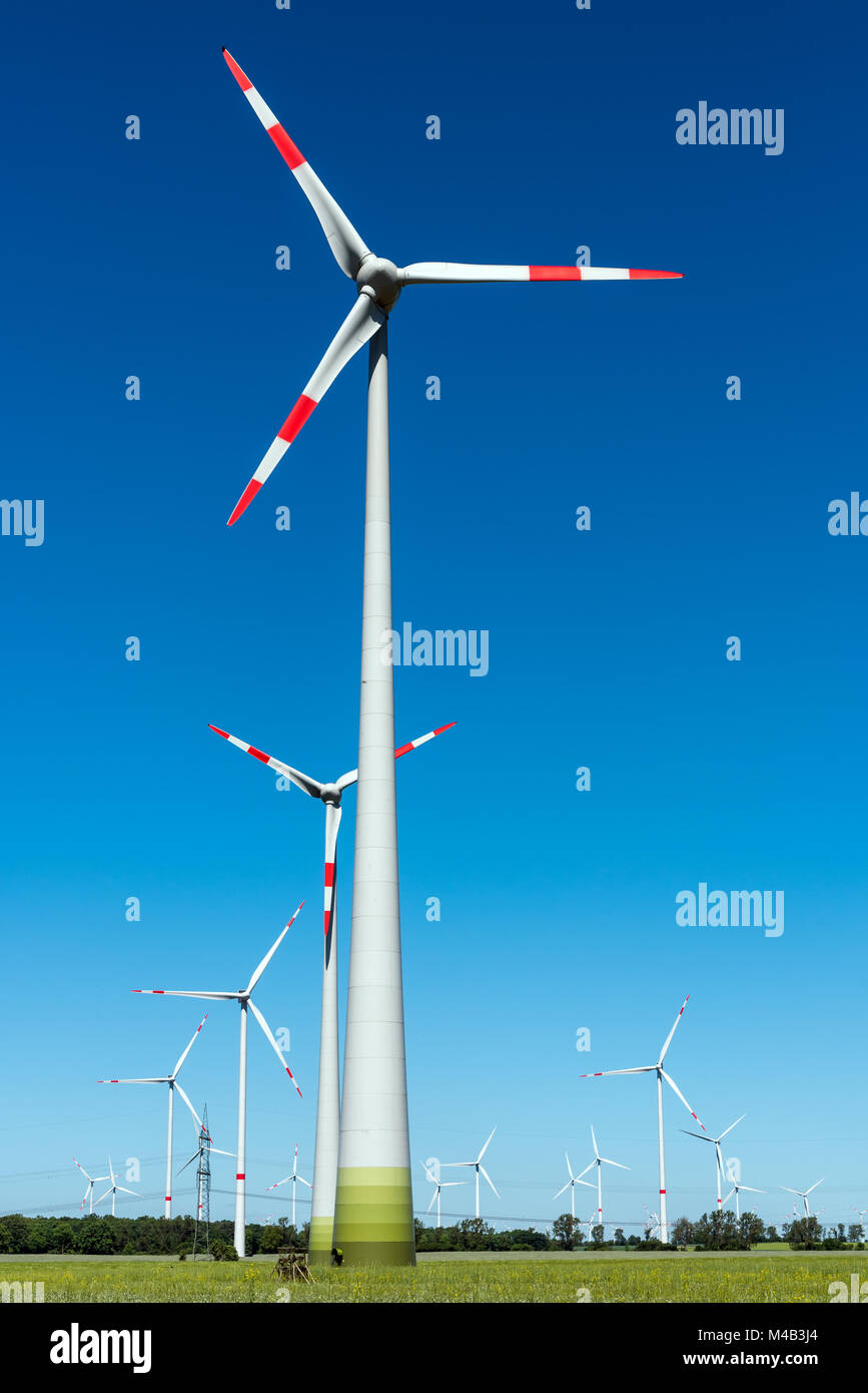 Les plantes de l'énergie éolienne sur une journée ensoleillée vu en Allemagne Banque D'Images