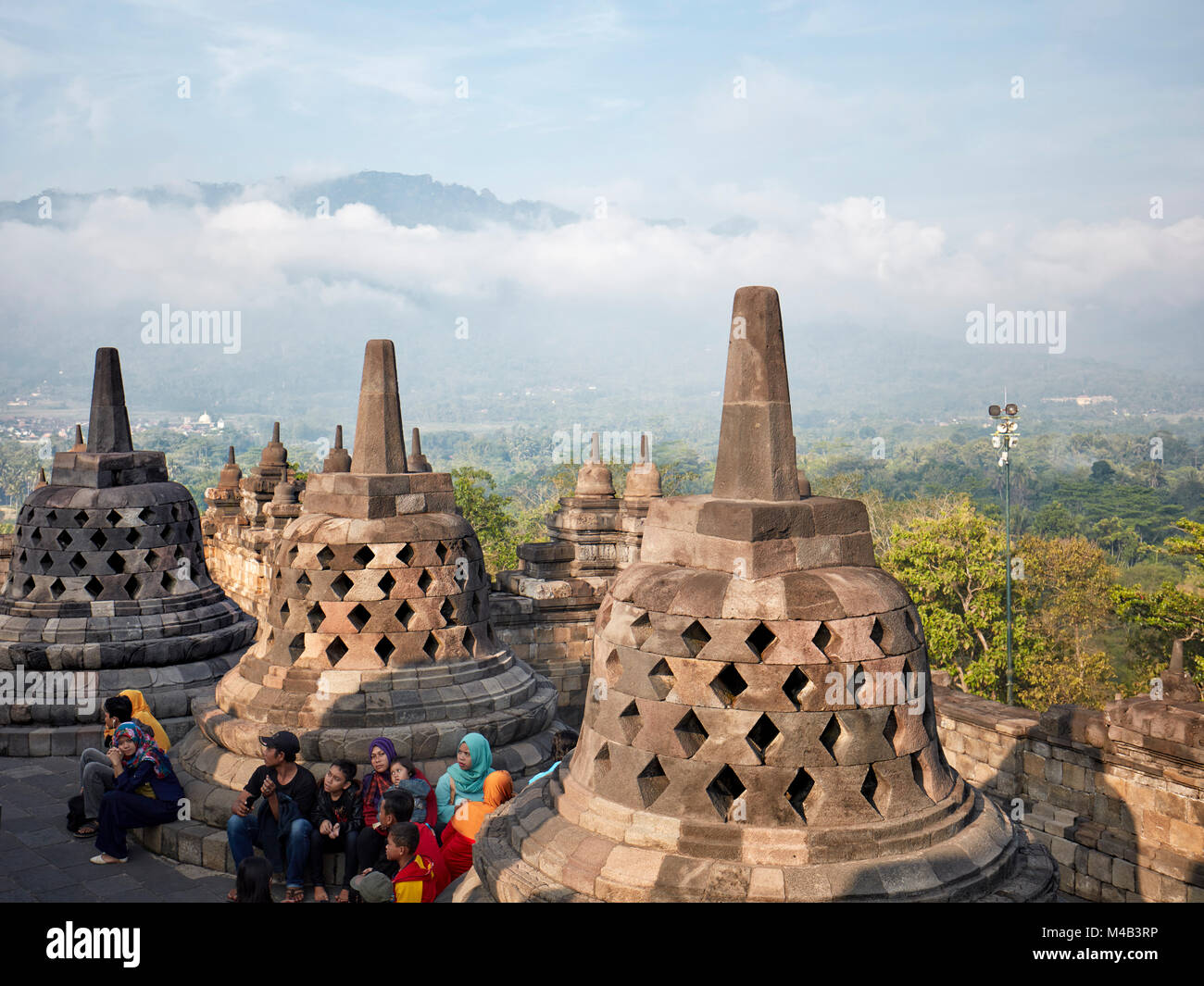 Les touristes à Borobudur Temple Bouddhiste. Regency Magelang, Java, Indonésie. Banque D'Images