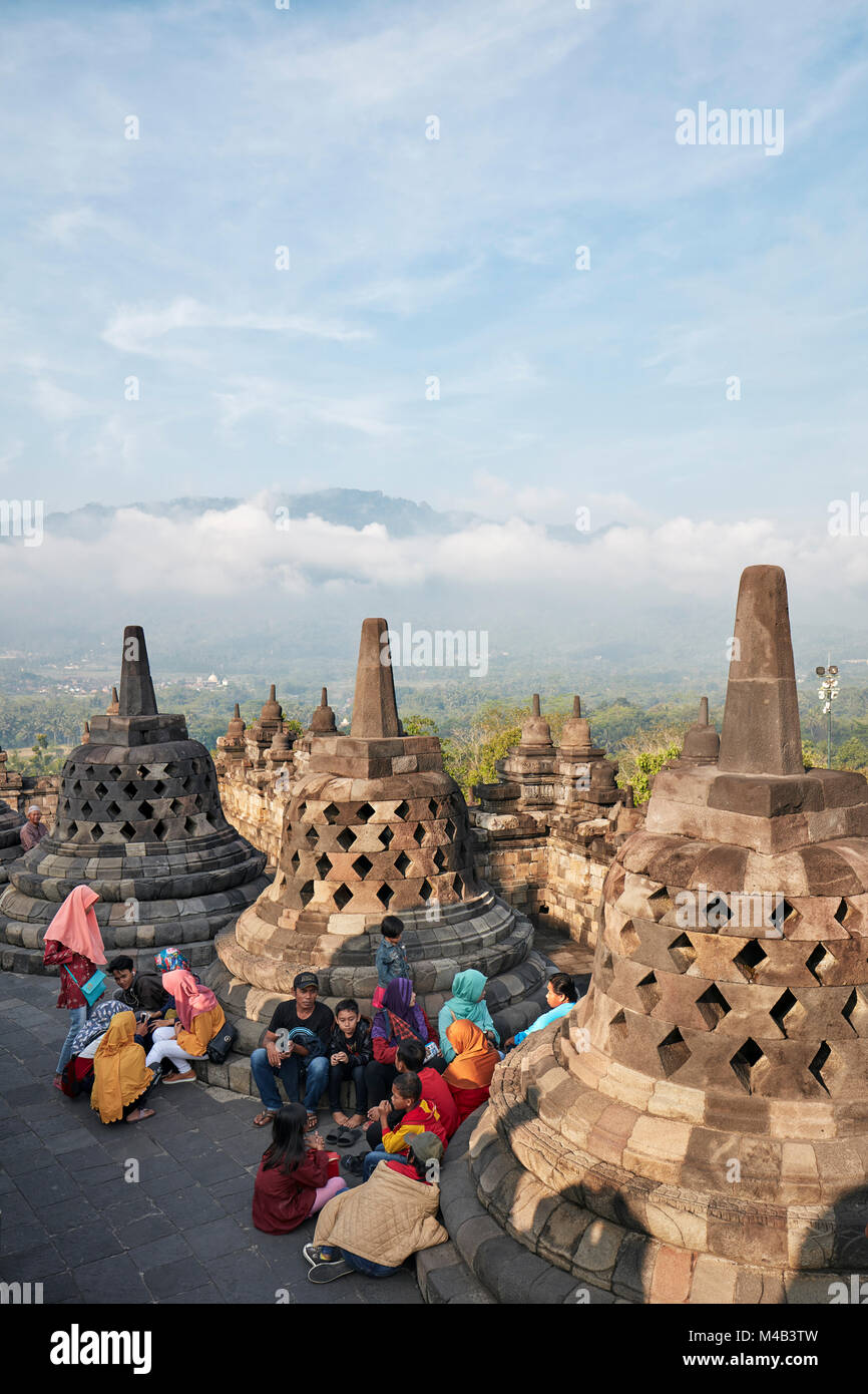 Les touristes à Borobudur Temple Bouddhiste. Regency Magelang, Java, Indonésie. Banque D'Images