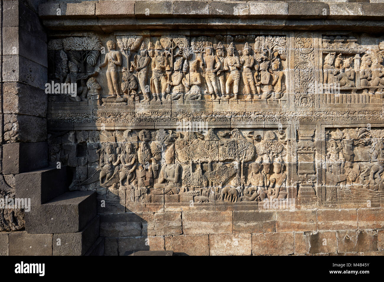 Reliefs sur un mur du couloir. Temple bouddhiste Borobudur Magelang, Regency, Java, Indonésie. Banque D'Images
