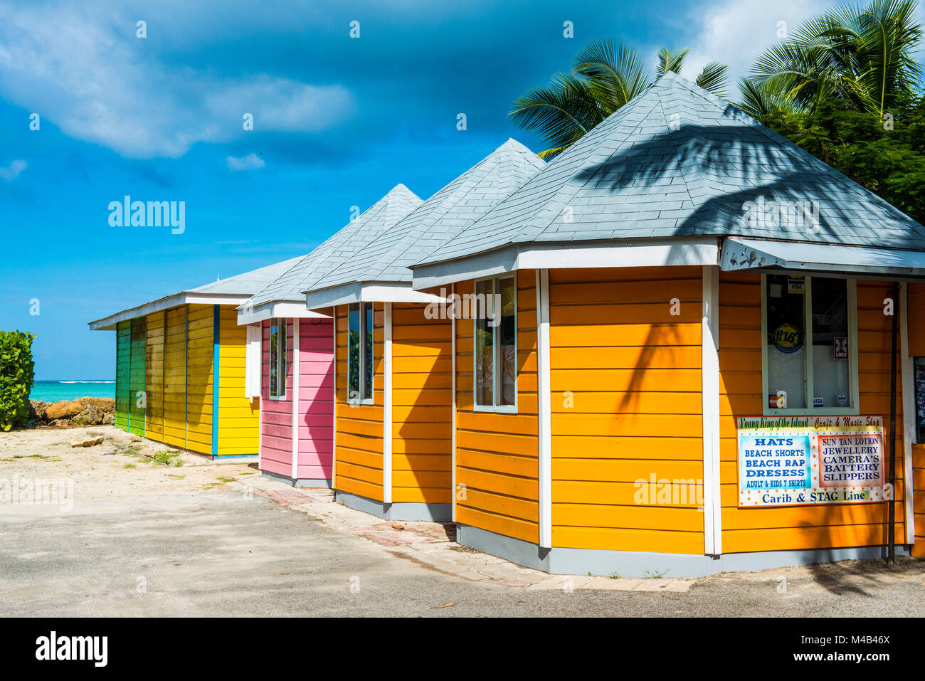 Maisons colorées à Pigeon Point, Tobago, Trinité-et-Tobago,Caraïbes Banque D'Images