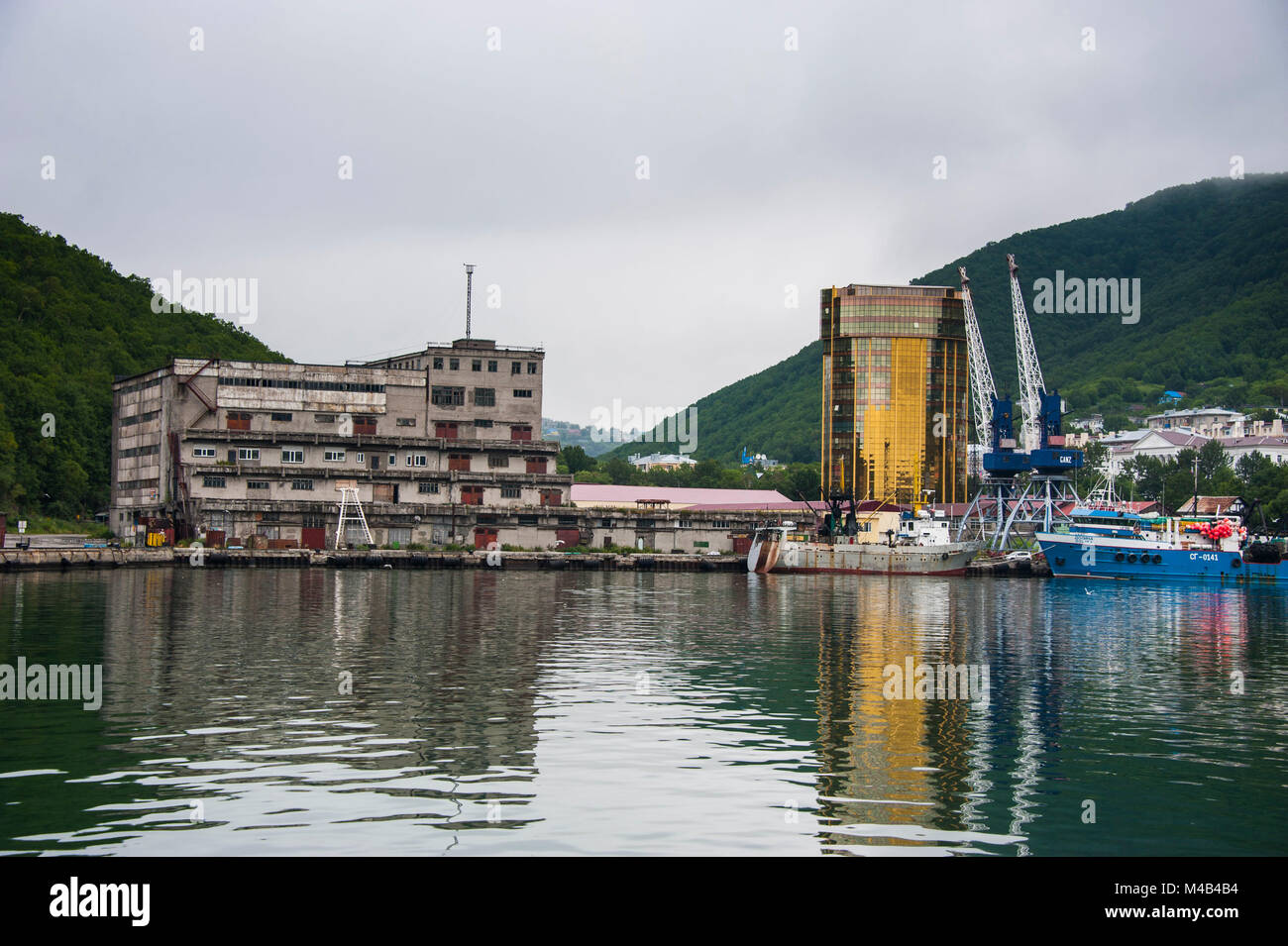 Chalutiers pêchant dans le port de Petropavlovsk-kamtchatski, le Kamchatka, Russie Banque D'Images