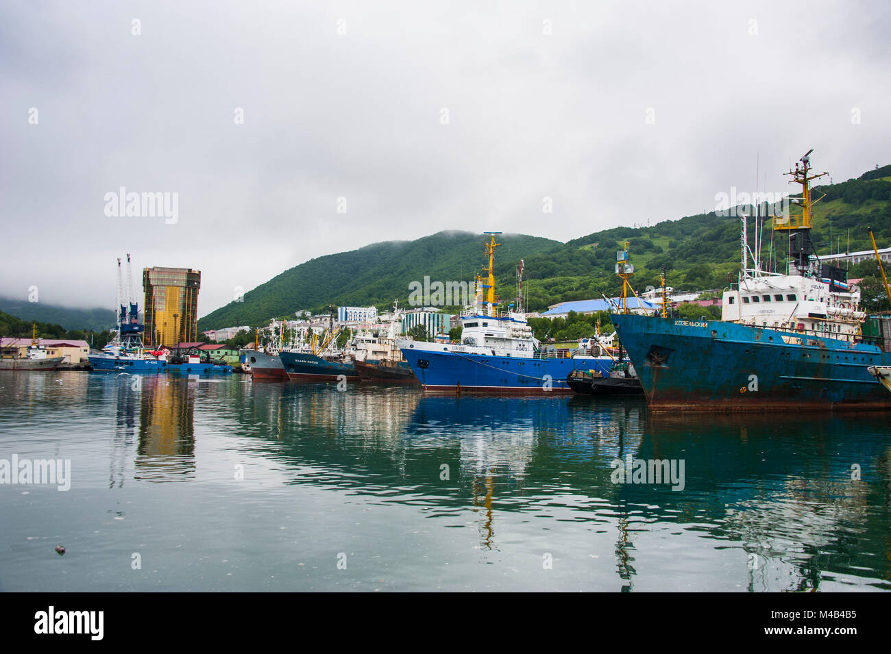 Chalutiers pêchant dans le port de Petropavlovsk-kamtchatski, le Kamchatka, Russie Banque D'Images