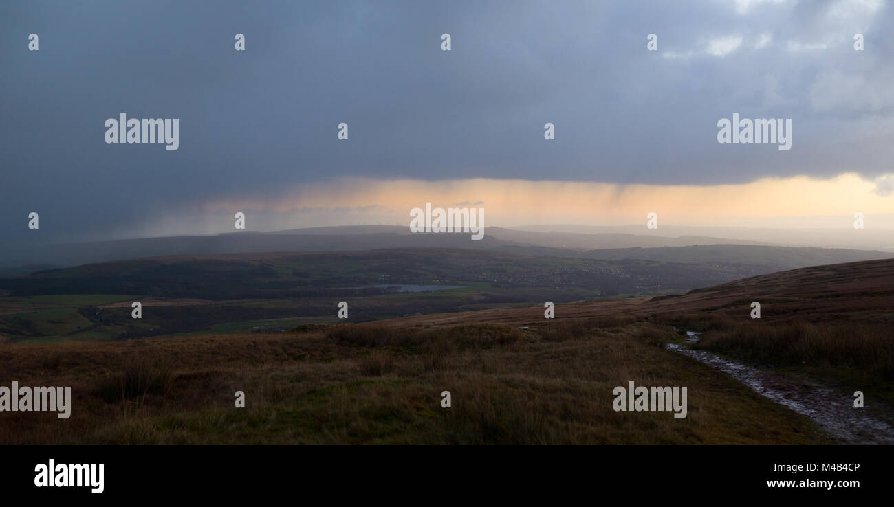 À partir de l'hiver et la colline en direction de Bury Derbyshire Dales et les éoliennes travaillant sous un ciel d'hiver orageux Banque D'Images