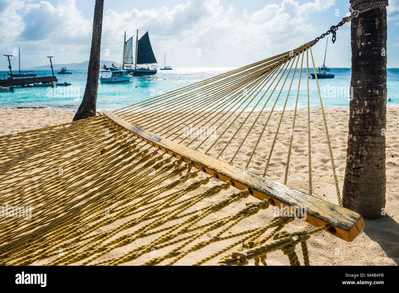 Hamac entre deux palmiers sur une plage de Palm Island, îles Grenadines,,St. Vincent et les Grenadines,Caraïbes Banque D'Images