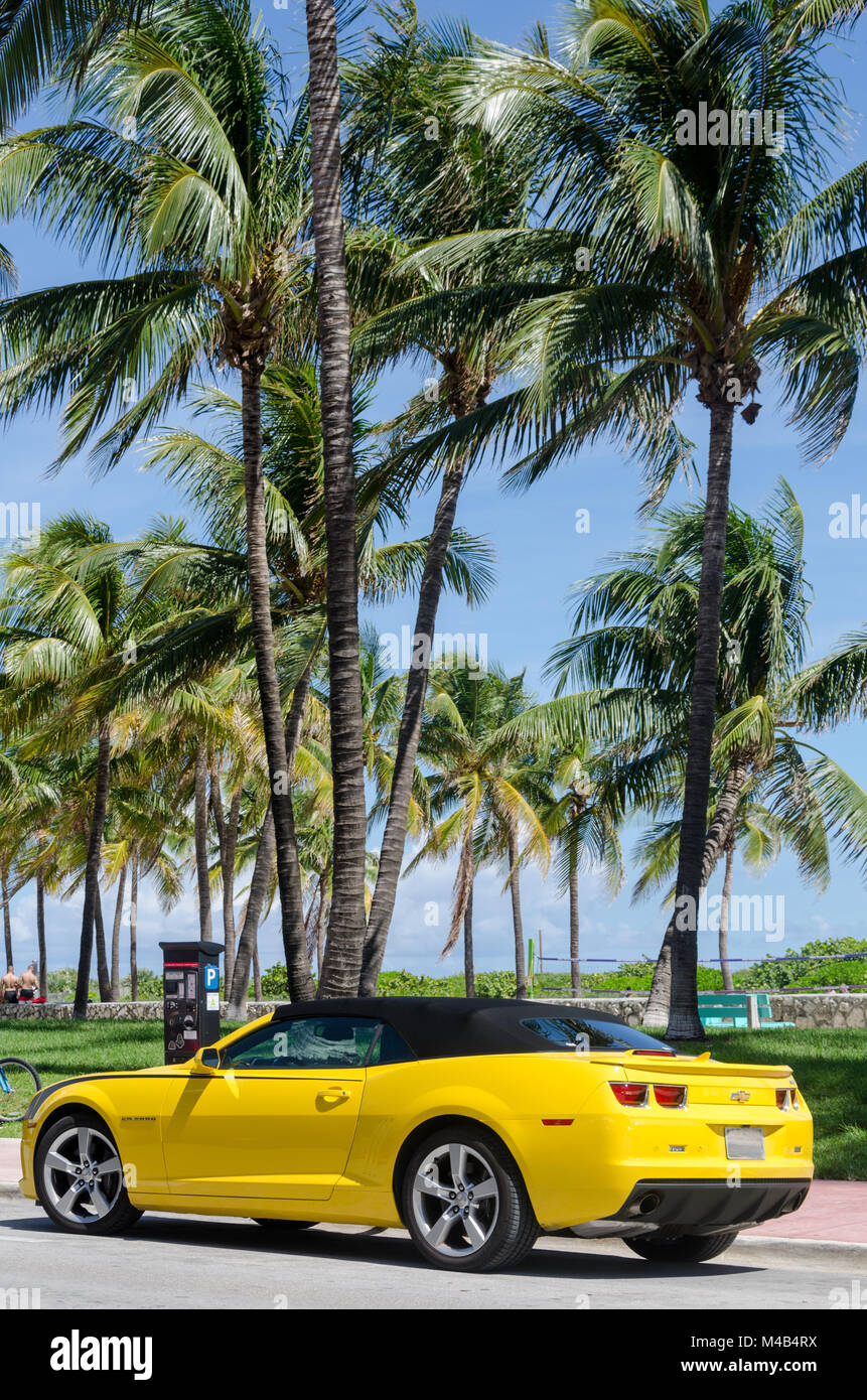 High tech jaune Chevrolet Camaro convertible SS Banque D'Images
