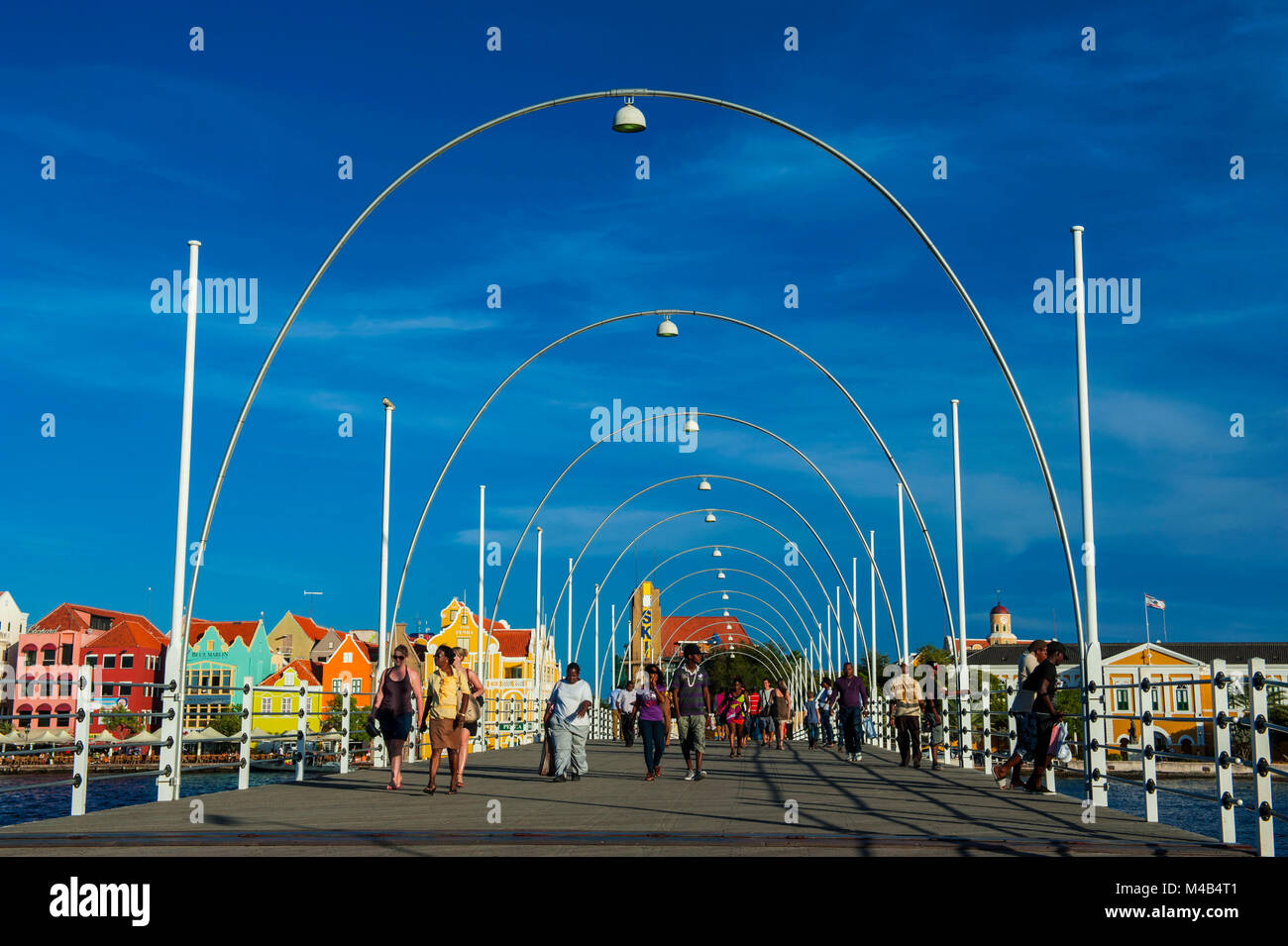 Avant le pont mobile au-dessus des maisons néerlandais Sint Annabaai Wilemstad,dans la ville capitale de Curaçao, Îles ABC,Netherland antilles Caraïbes, Banque D'Images