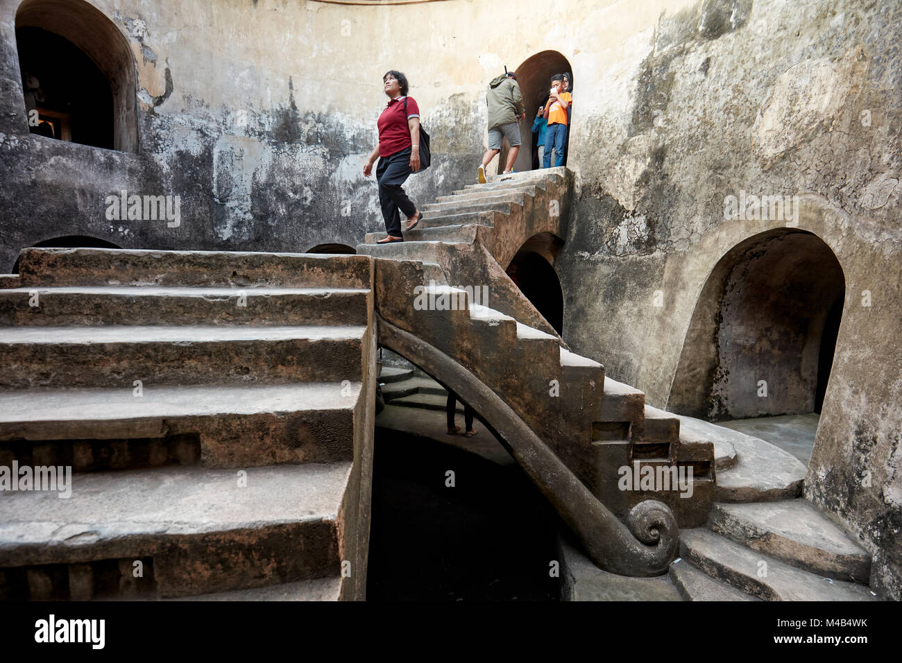 Femme en Gumuling Gumuling Sumur (bien), à étages, une structure circulaire, une fois utilisée comme une mosquée. Château d'eau de Taman Sari, Yogyakarta, Java, Indonésie. Banque D'Images