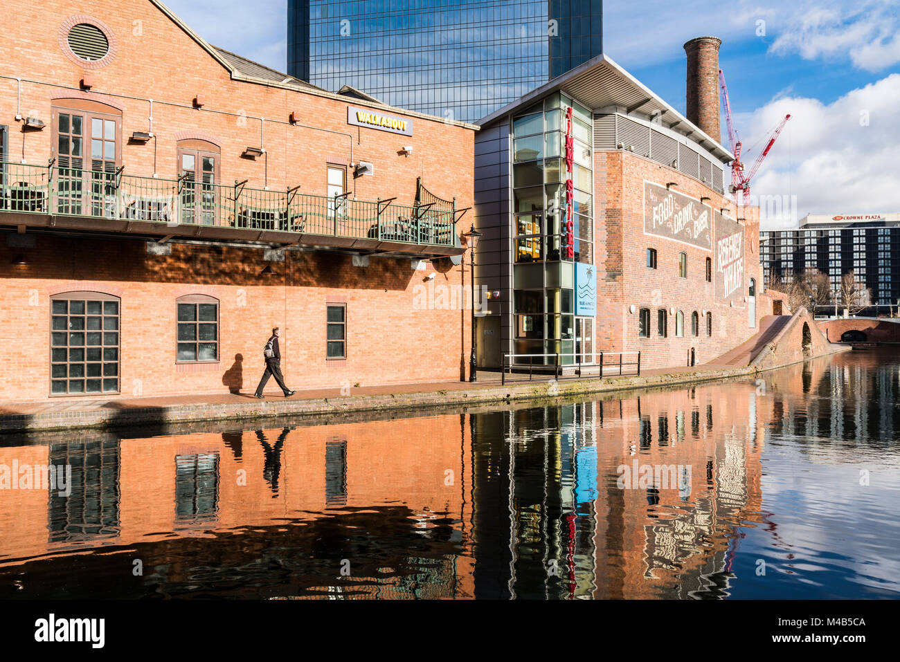 Une vue sur le canal avec les réflexions de personnes et de bâtiments à Brindley Place Birmingham, UK Banque D'Images