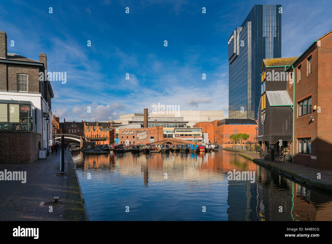 Une vue sur le canal avec les réflexions de personnes et de bâtiments à Brindley Place Birmingham, UK Banque D'Images