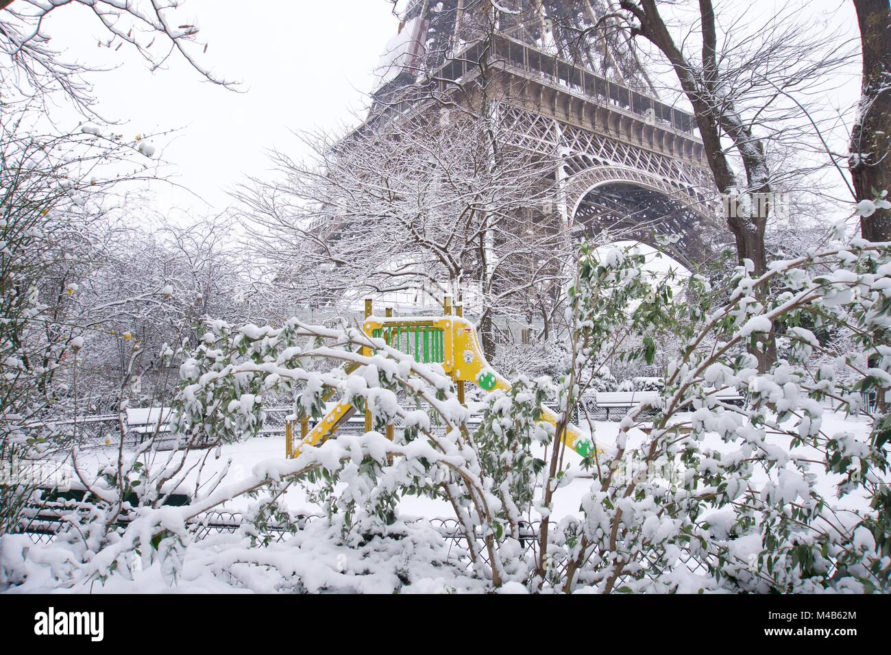 Toboggan au pied de la Tour Eiffel sous la neige Photo Stock Alamy