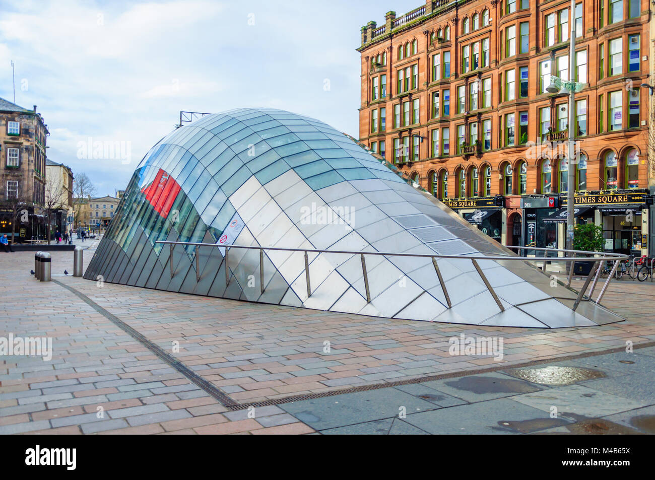 La conception moderne de l'auvent de verre et d'acier à l'entrée de la station de métro St Enoch à St Enoch Square, Glasgow, Écosse, Royaume-Uni Banque D'Images