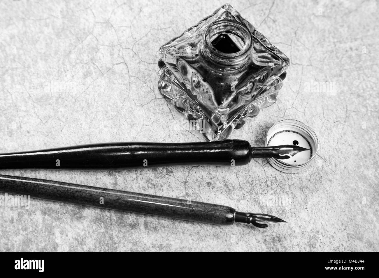 Vintage stylos à encre et sur un fond rétro... Banque D'Images