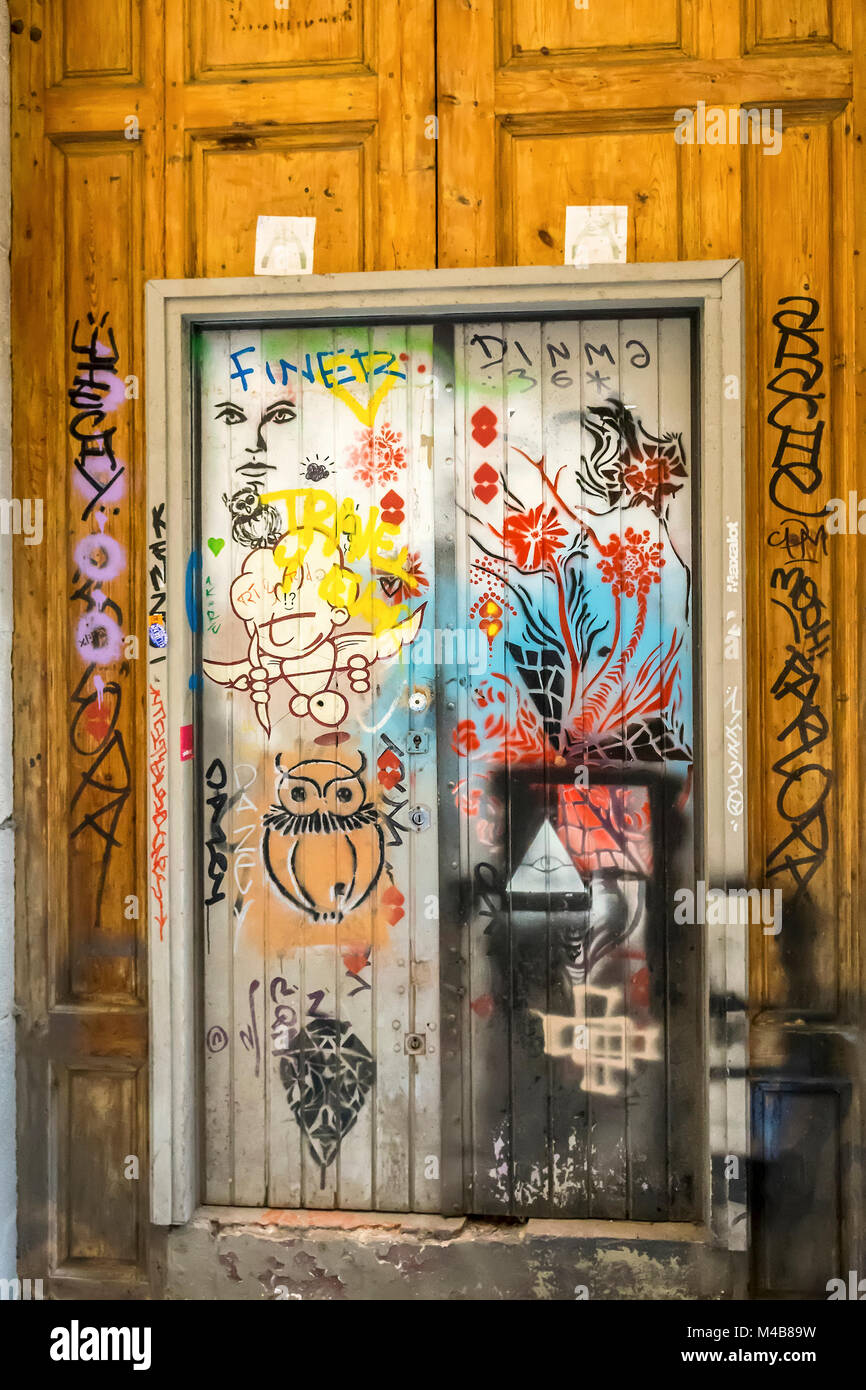 Graffiti sur les portes Barcelone Espagne Banque D'Images