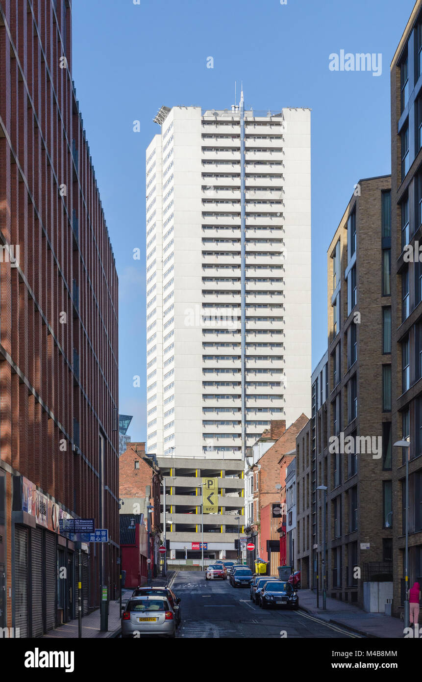 Grande tour bloquer vue à la fin d'une rue étroite dans le centre-ville de Birmingham Banque D'Images