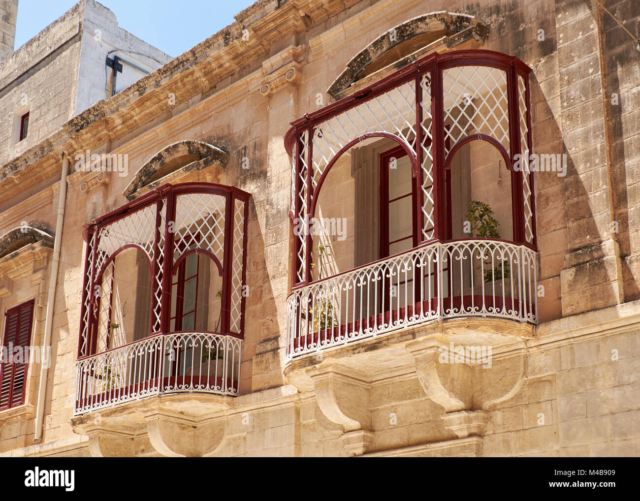 Vue d'un balcon de style traditionnel maltais à Mdina. Malte. Banque D'Images