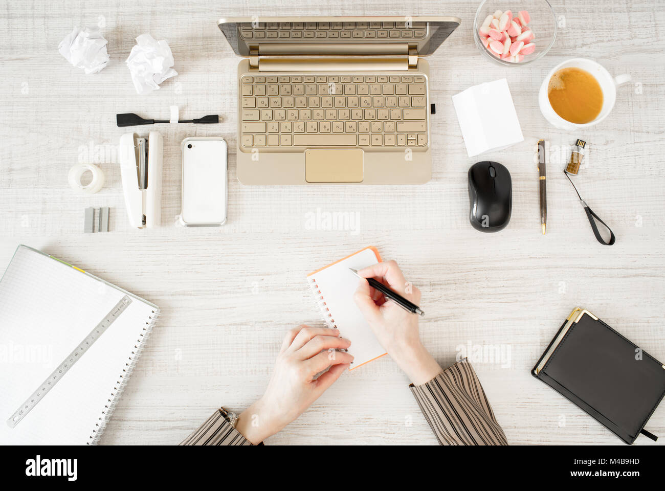 Les mains avec stylo et bloc-notes dans le lieu de travail Banque D'Images