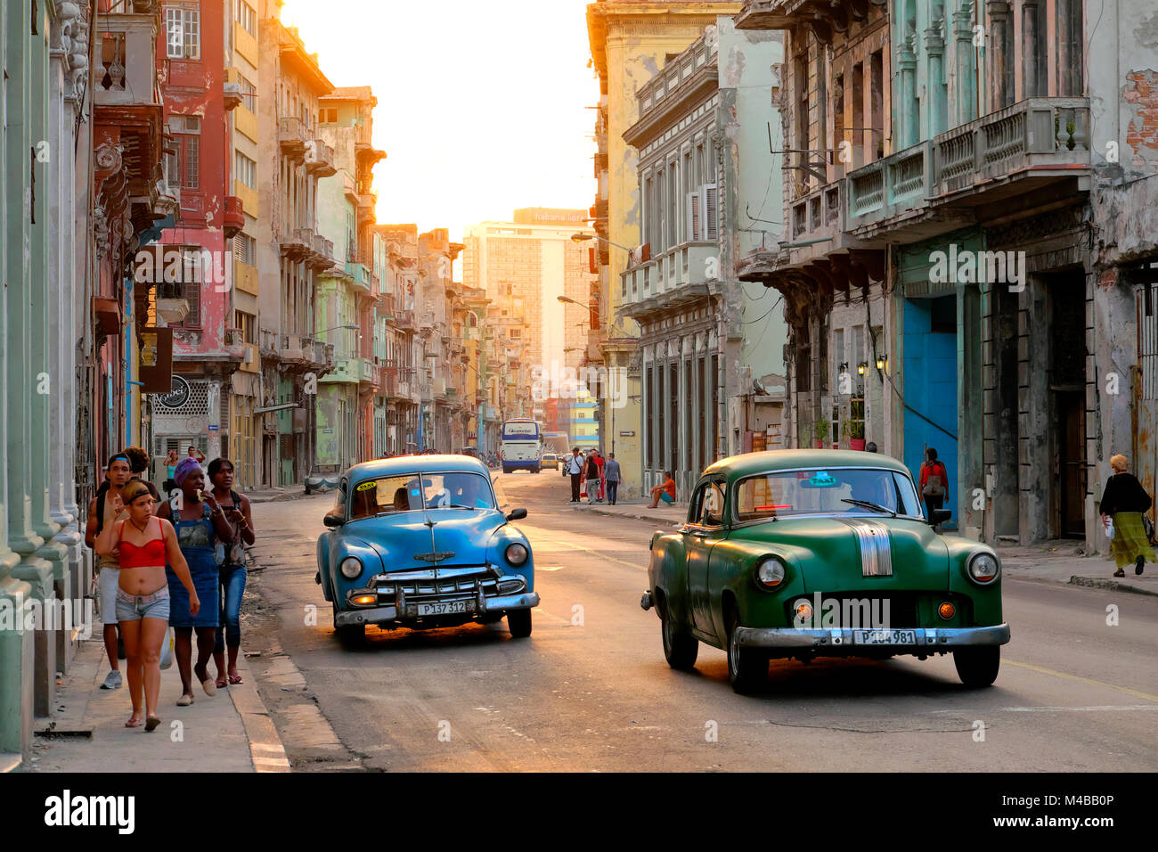 Vieilles voitures américaines, Calle San Lázaro, La Havane, Cuba Banque D'Images
