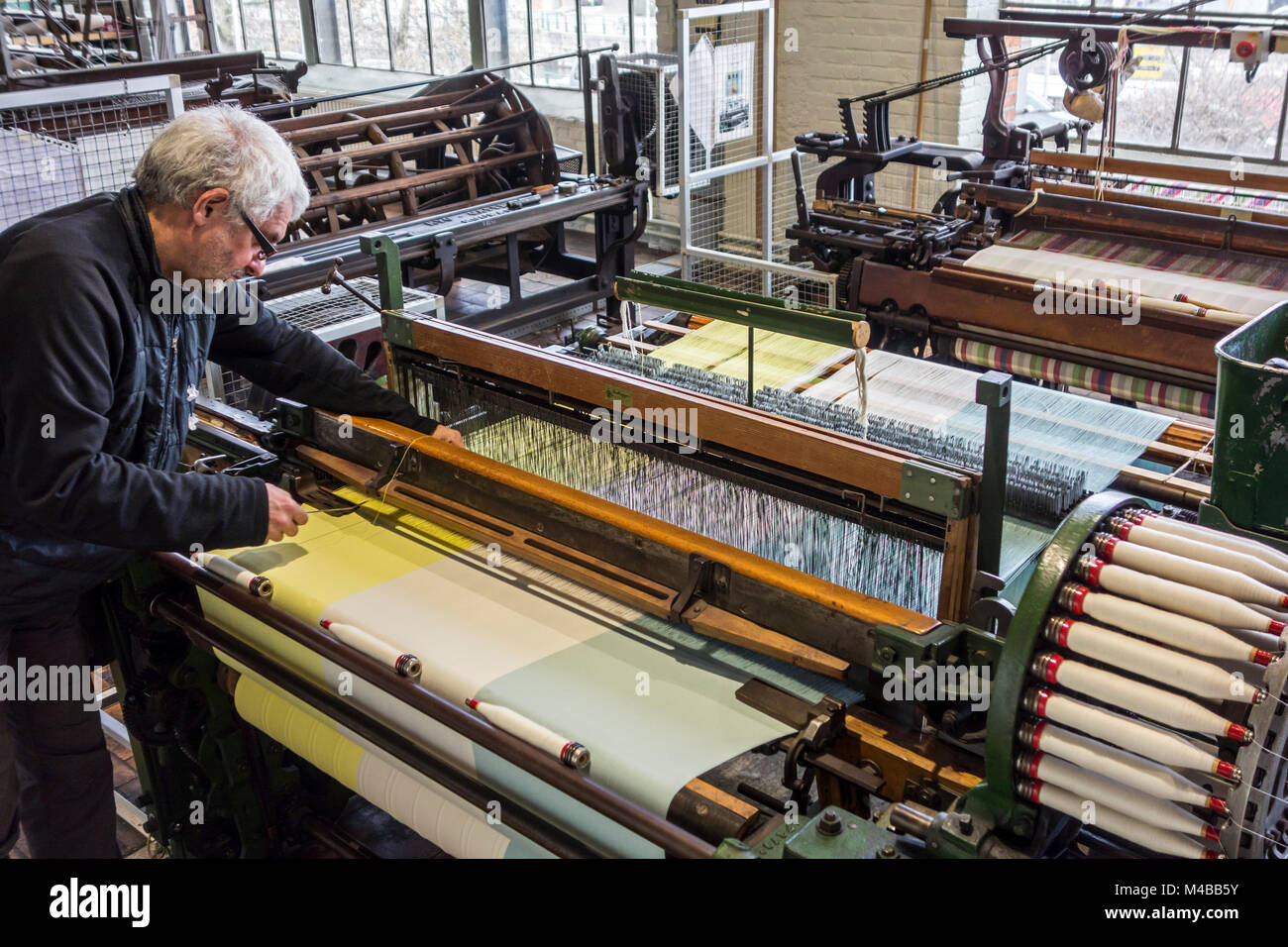 Métier à tisser mécanique Banque de photographies et d’images à haute résolution Alamy