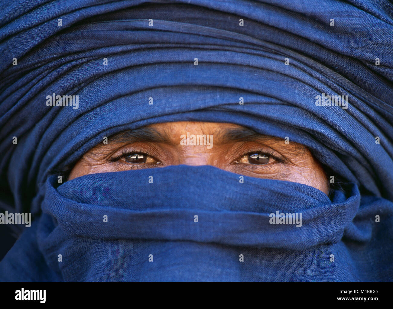 L'Algérie. Près de Djanet. Désert du Sahara. Portrait de l'homme de tribu touareg. Turban bleu indigo. Banque D'Images