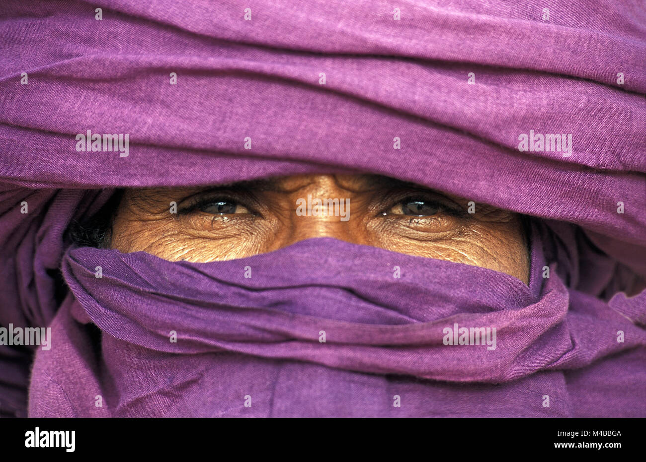 L'Algérie. Près de Djanet. Désert du Sahara. L'homme de tribu touareg. Portrait. Banque D'Images