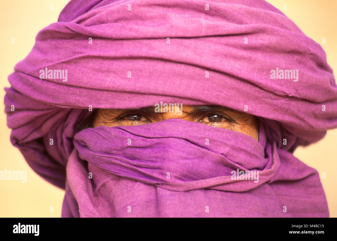 L'Algérie. Près de Djanet. Désert du Sahara. L'homme de tribu touareg. Portrait. Banque D'Images