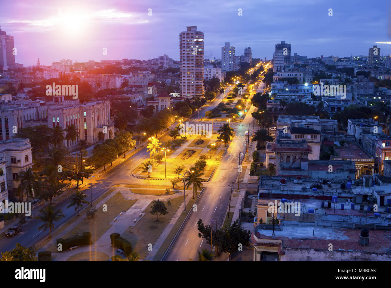 Cuba. Nuit à La Havane. La vue sur l'avenue Présidents. Banque D'Images