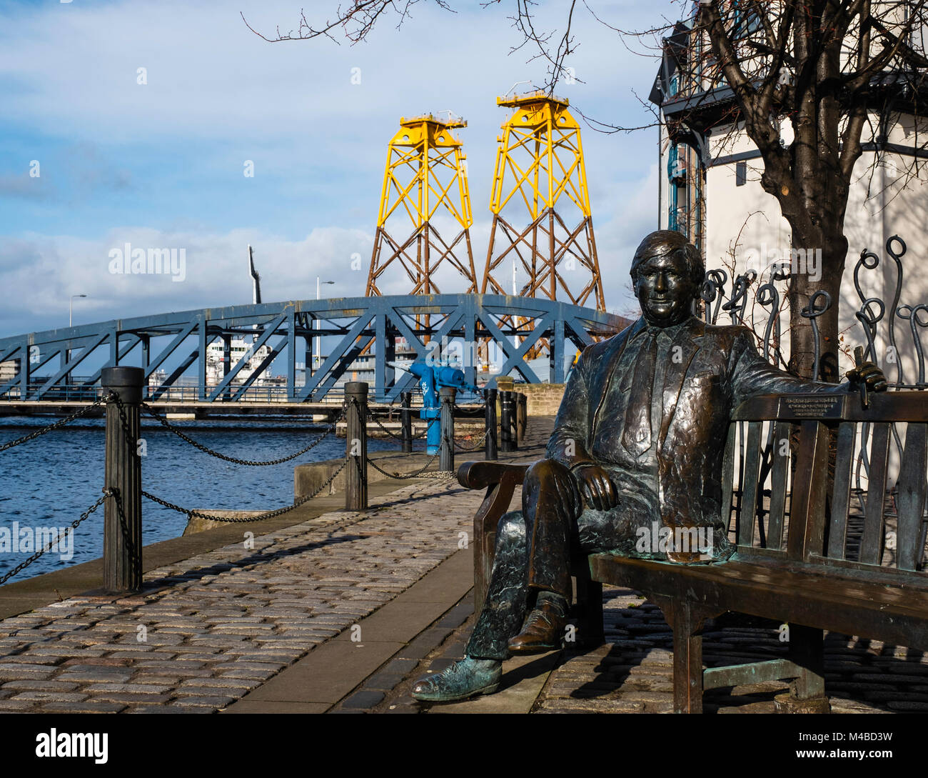 Statue de Sandy Irvine Robertson sur banc au bord de Leith à Édimbourg, Écosse, Royaume-Uni Banque D'Images