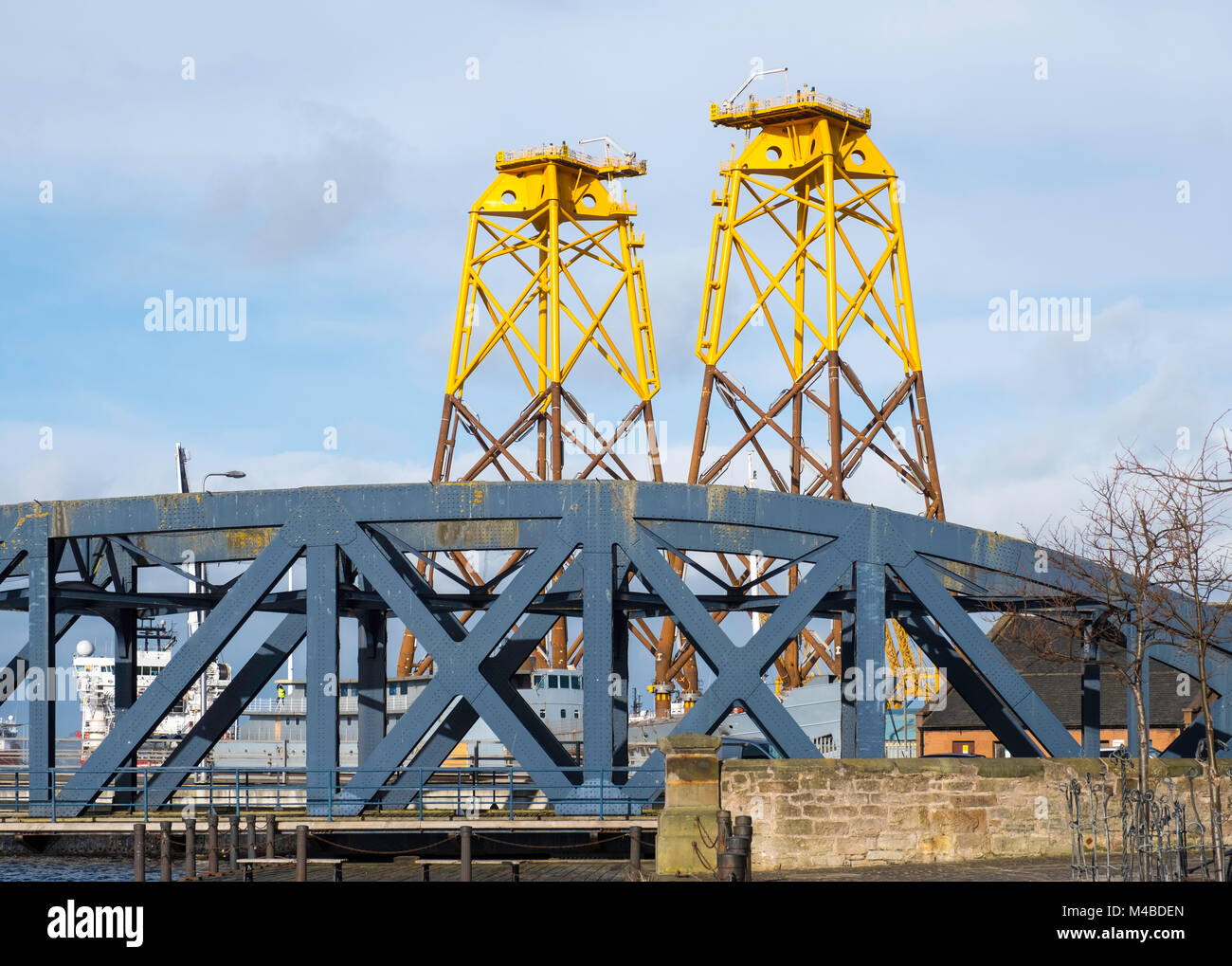 De grandes plates-formes sous-marines pour attendre la livraison Beatrice parc éolien offshore en mer du Nord. Ils ont été fabriqués par Bifab, fabrications de Burntisland Ltd f Banque D'Images