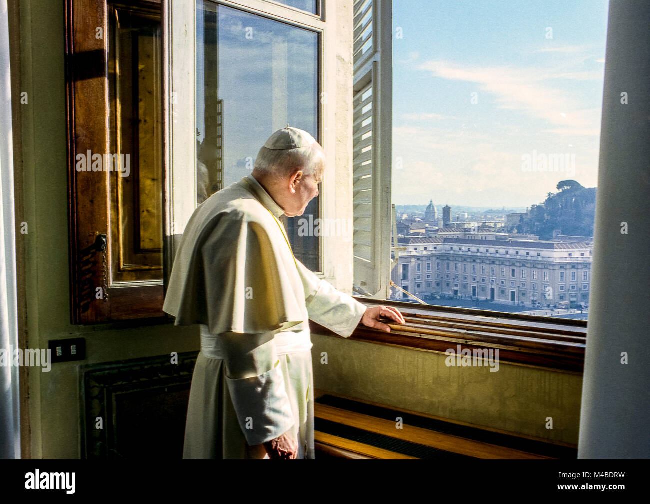 Le Pape Jean Paul II à partir de la fenêtre de sa bibliothèque 9 Janvier 1996 Banque D'Images