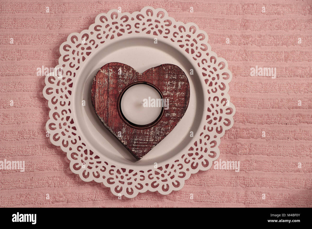 Décoration coeur en bois sur un fond rose Banque D'Images
