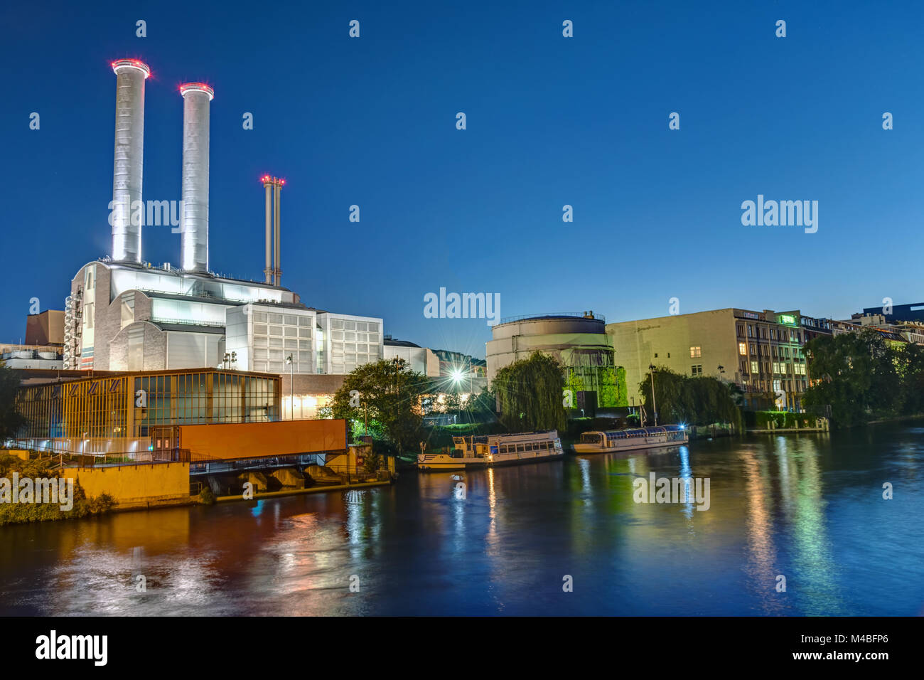 Centrale de cogénération de la Spree à Berlin dans la nuit Banque D'Images