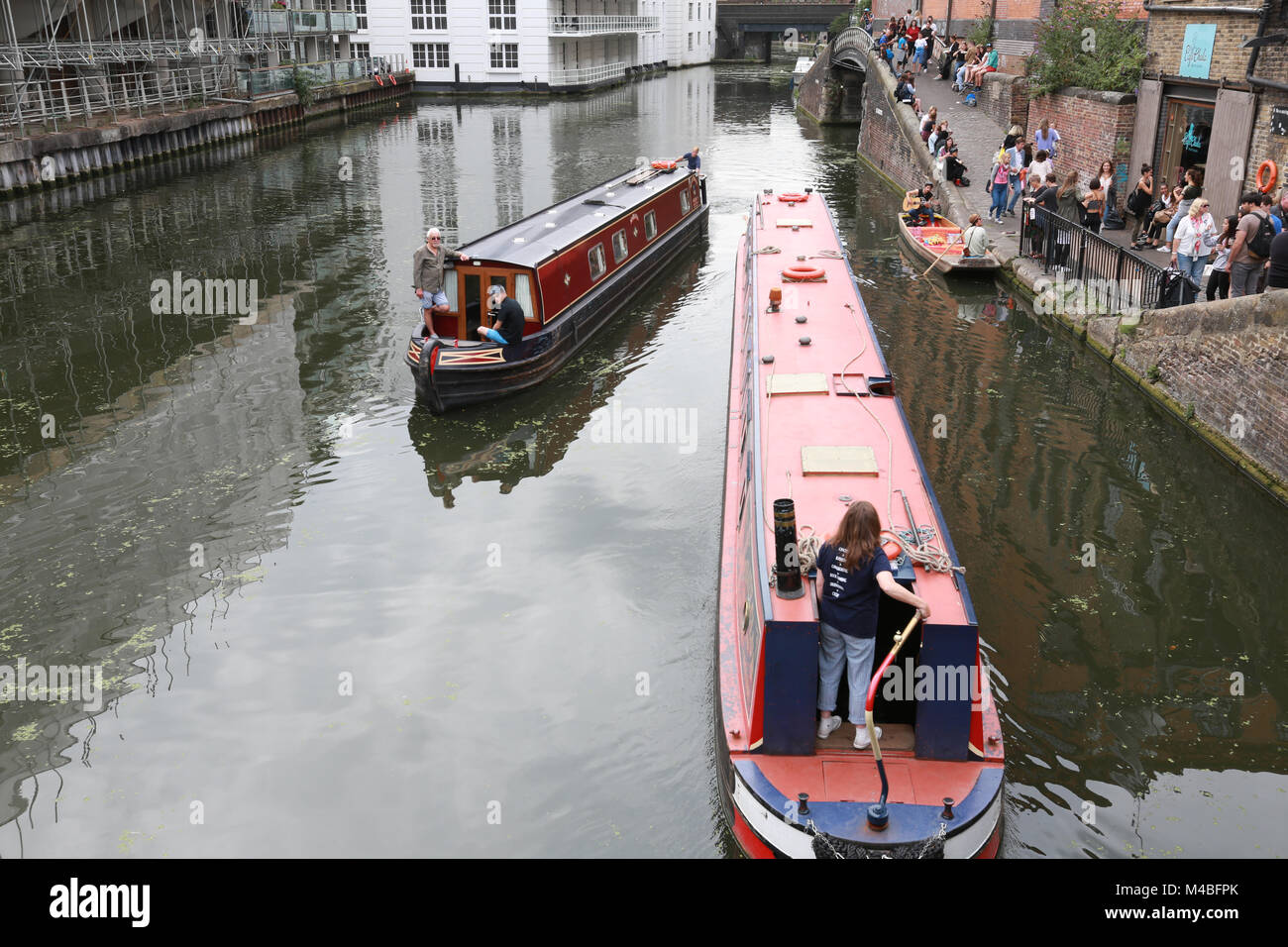 Un bus direction rivière par Regent's Canal Banque D'Images